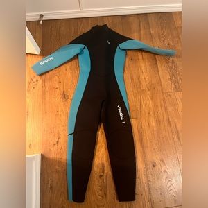 Boys blue and black wet suit.